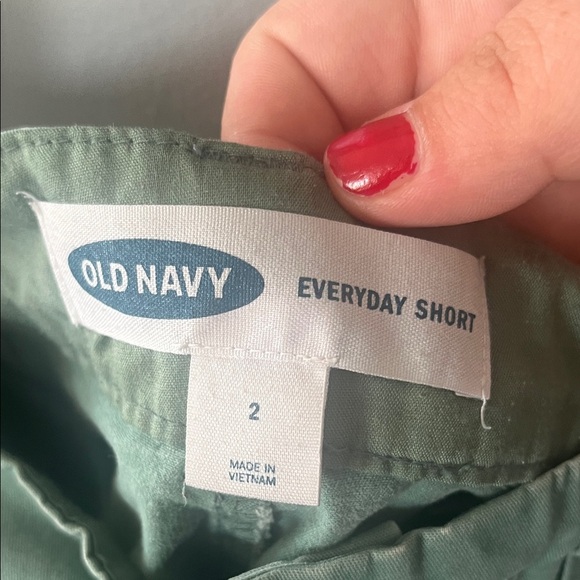 Old Navy Green Women's Shorts with White Daisy Embroidery Size 2 - Picture 6 of 7